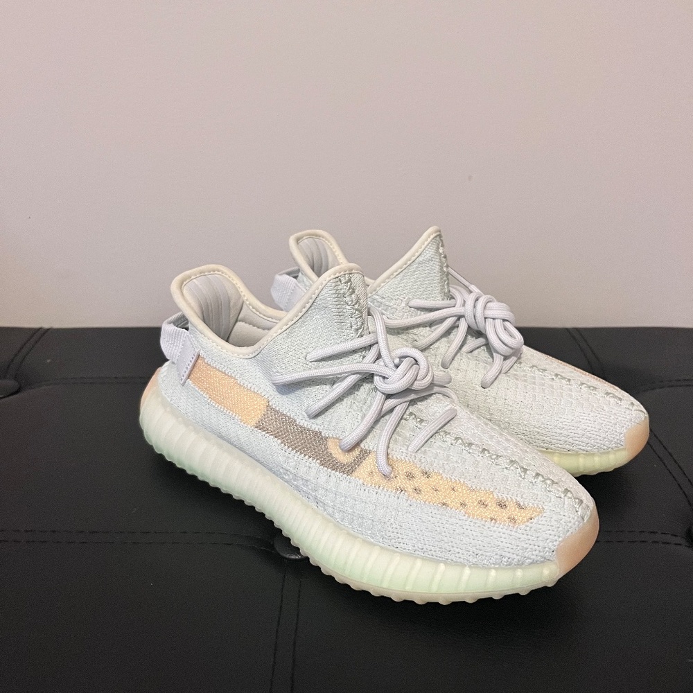 YEEZY 350 V2 NWT Women's 6